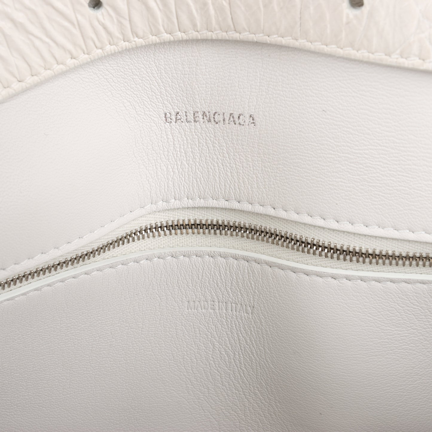 Balenciaga Hourglass Schultertasche in Krokodiloptik in Weiß 671355