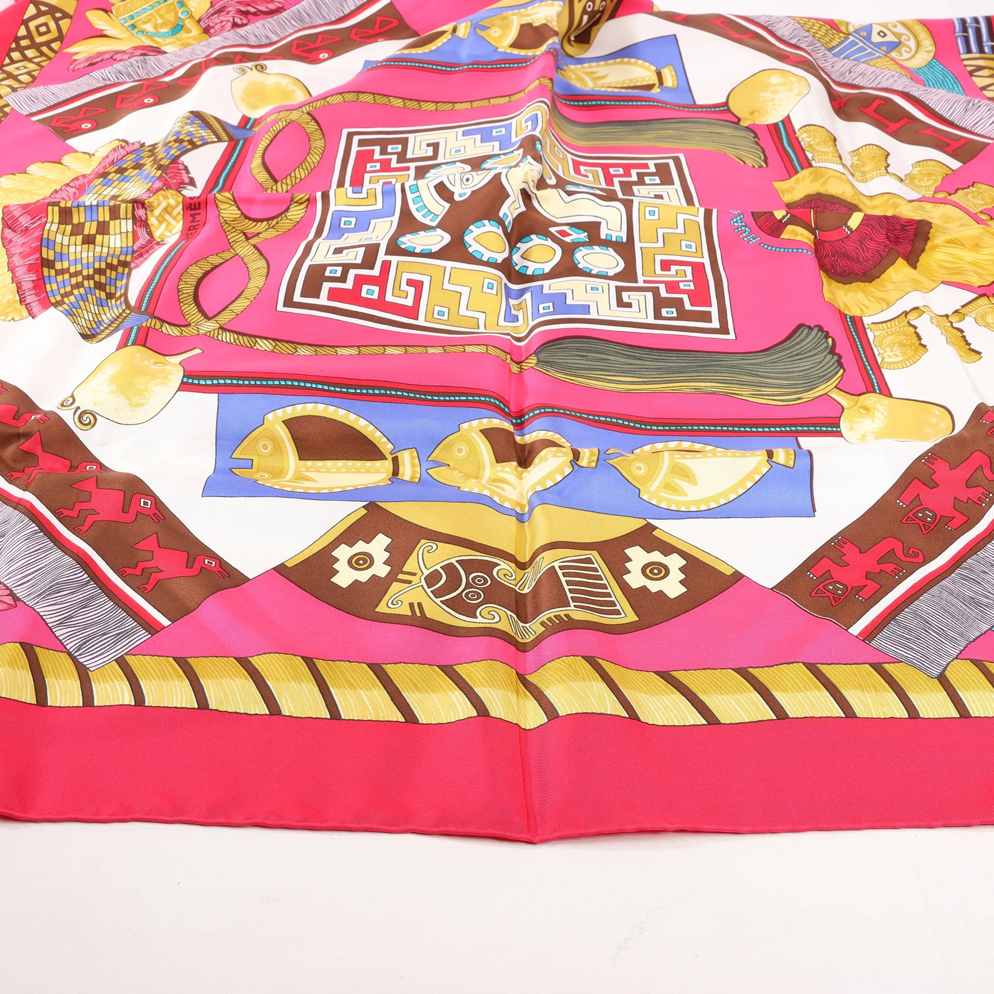 Hermès Carré 90 "HUACA PIRU" Silk handkerchief in Pink