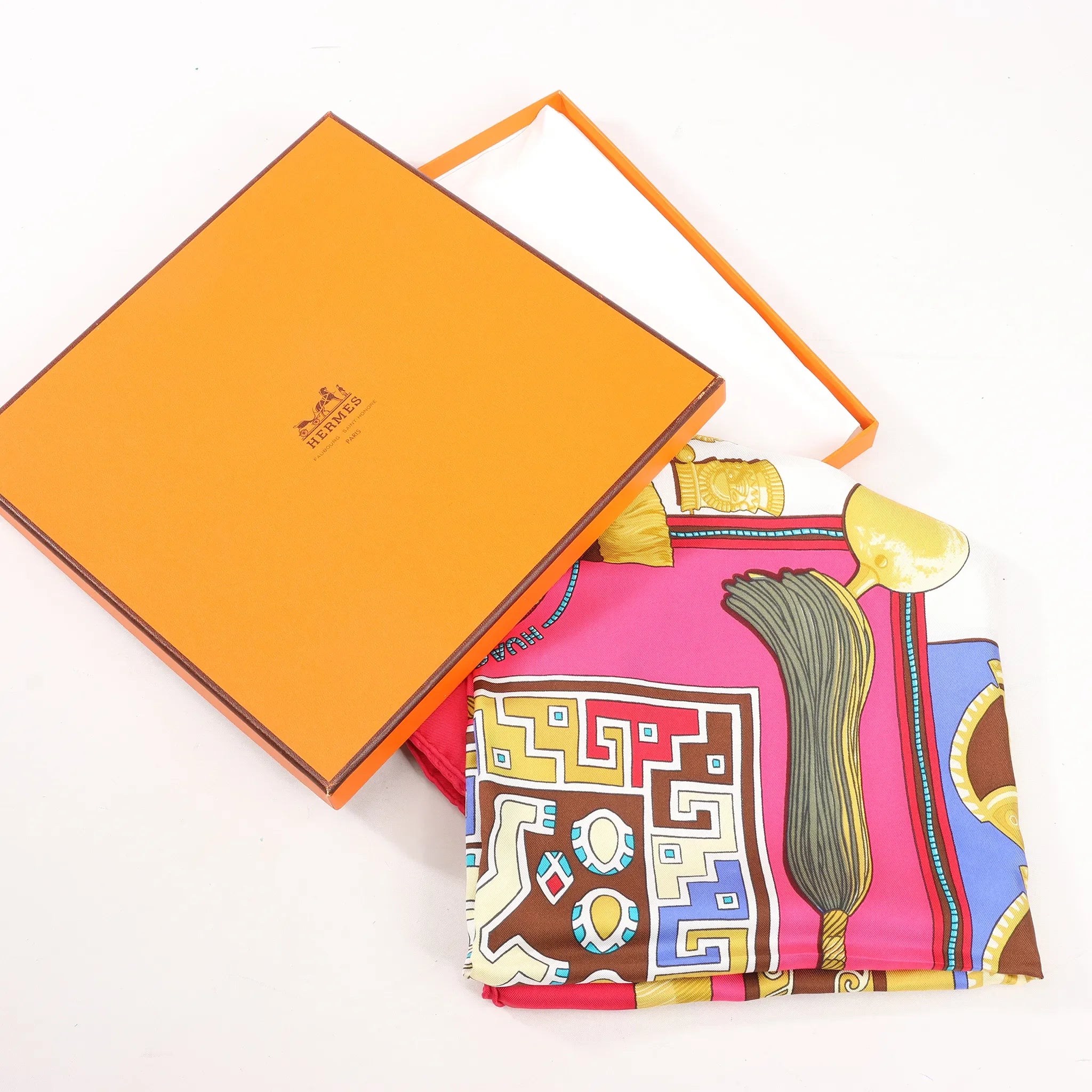 Hermès Carré 90 "HUACA PIRU" Silk handkerchief in Pink