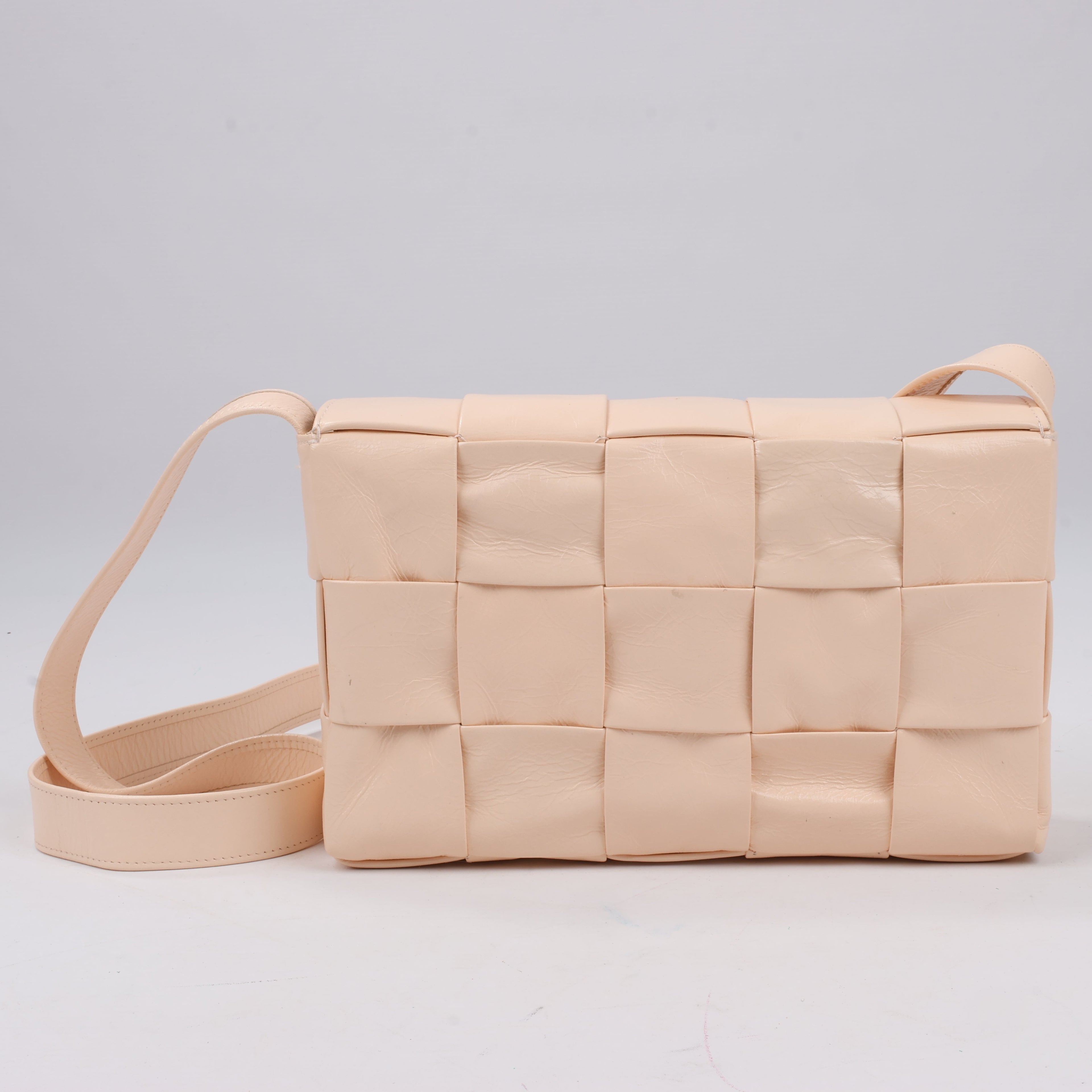 Bottega Veneta Maxi Intrecciato Cassette Leather Shoulder Bag in Powder Beige
