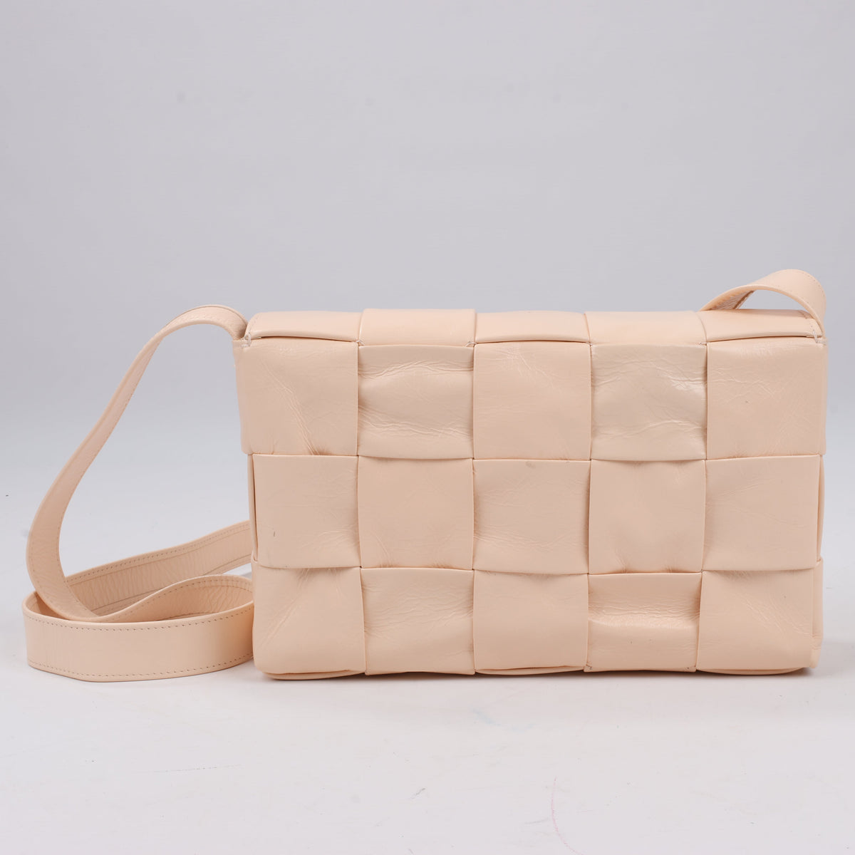 Bottega Veneta Maxi Intrecciato Cassette Leather Shoulder Bag in Powder Beige