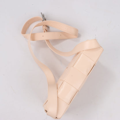 Bottega Veneta Maxi Intrecciato Kassetten-Umhängetasche aus Leder in Puderbeige