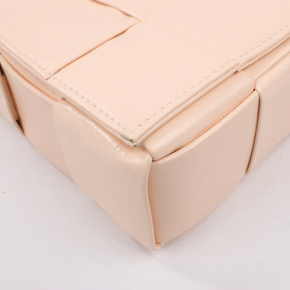 Bottega Veneta Maxi Intrecciato Kassetten-Umhängetasche aus Leder in Puderbeige