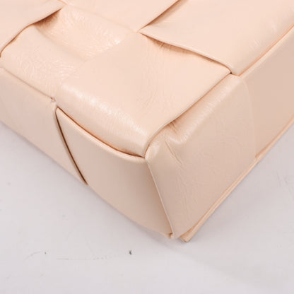 Bottega Veneta Maxi Intrecciato Kassetten-Umhängetasche aus Leder in Puderbeige