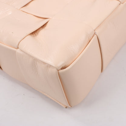 Bottega Veneta Maxi Intrecciato Kassetten-Umhängetasche aus Leder in Puderbeige