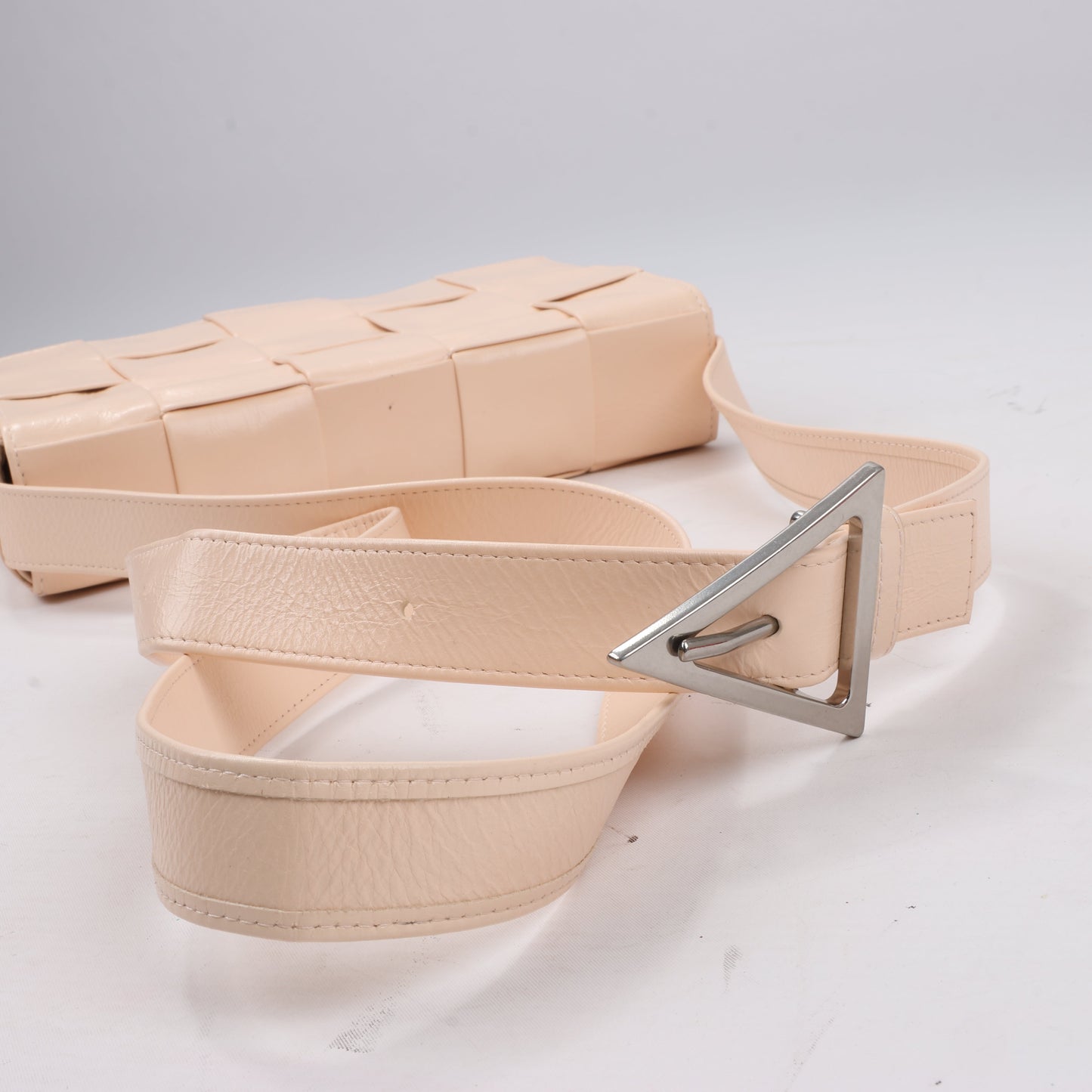 Bottega Veneta Maxi Intrecciato Kassetten-Umhängetasche aus Leder in Puderbeige