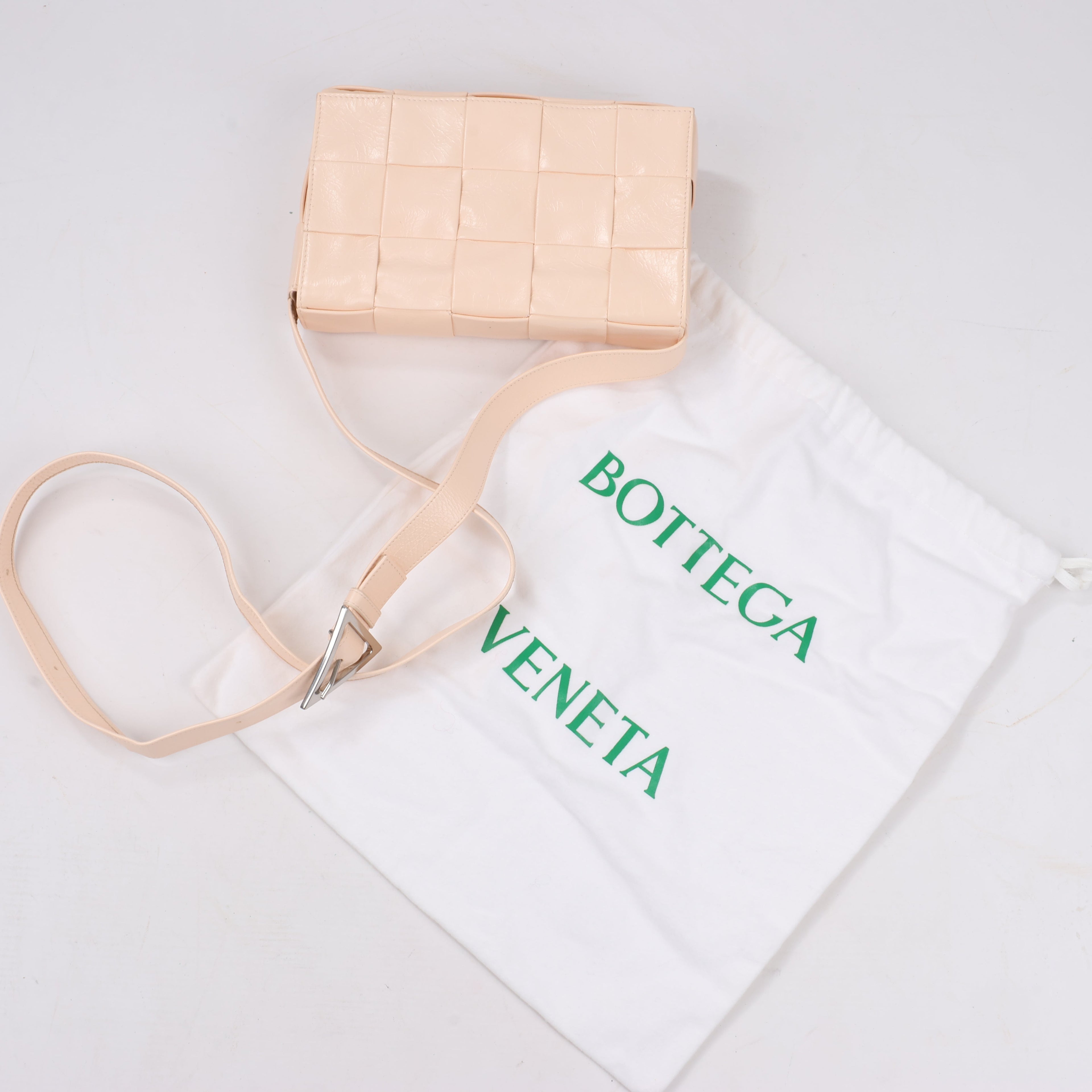 Bottega Veneta Maxi Intrecciato Cassette Leather Shoulder Bag in Powder Beige