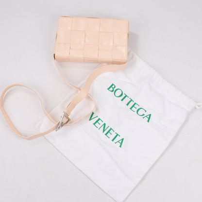 Bottega Veneta Maxi Intrecciato Kassetten-Umhängetasche aus Leder in Puderbeige