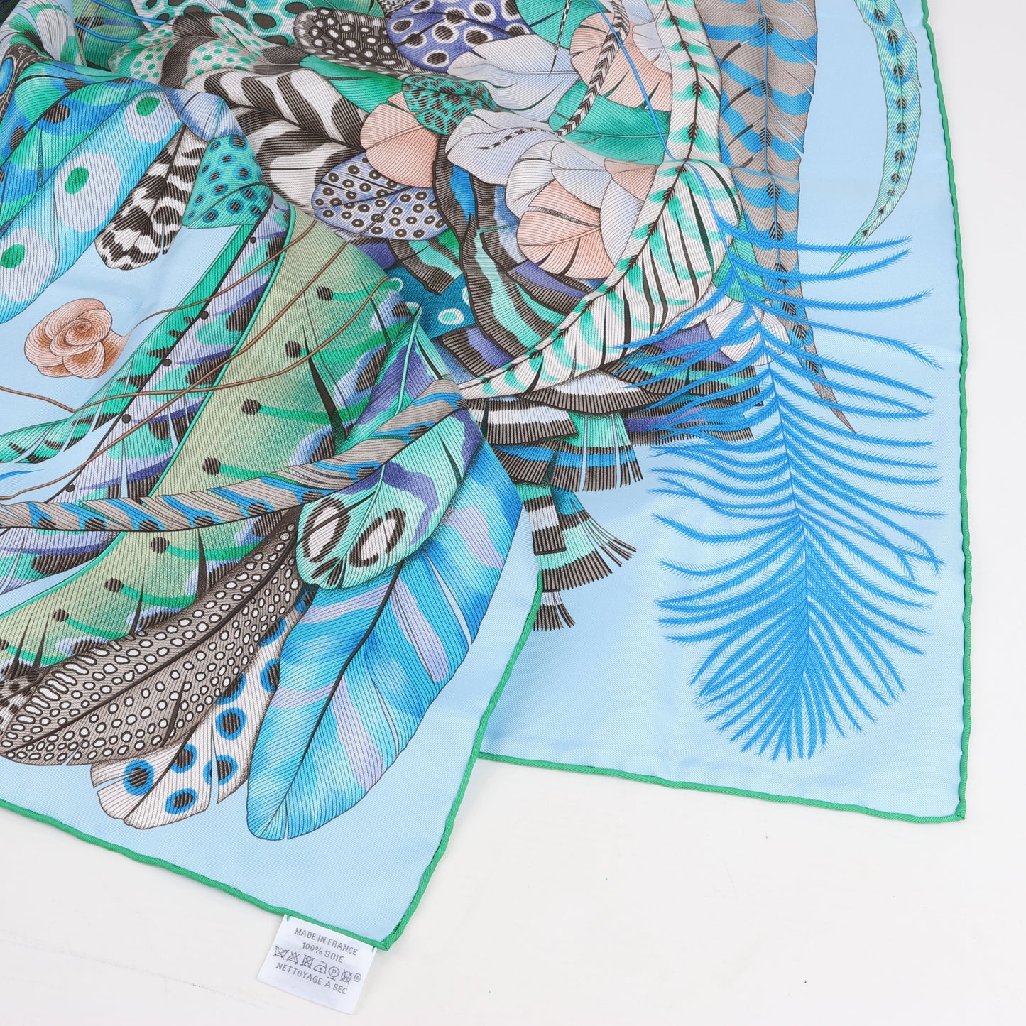 Hermès Carré 90 "PLUMES EN FETE" Foulard 100% Soie en Bleu