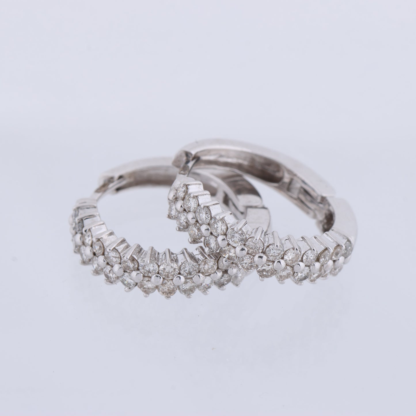 Nicht signierte Diamantohrringe (K18WG, 6,5 g, 0,50/0,50 ct)