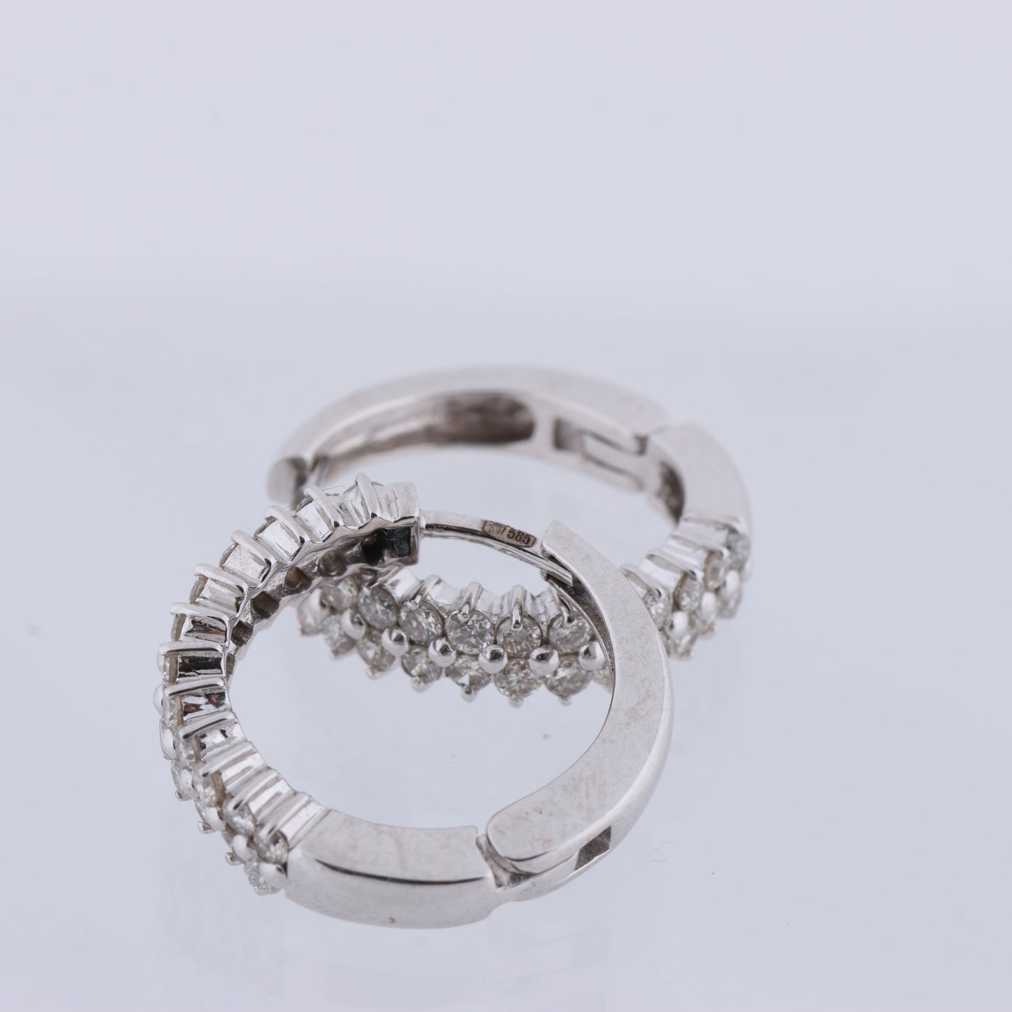 Nicht signierte Diamantohrringe (K18WG, 6,5 g, 0,50/0,50 ct)