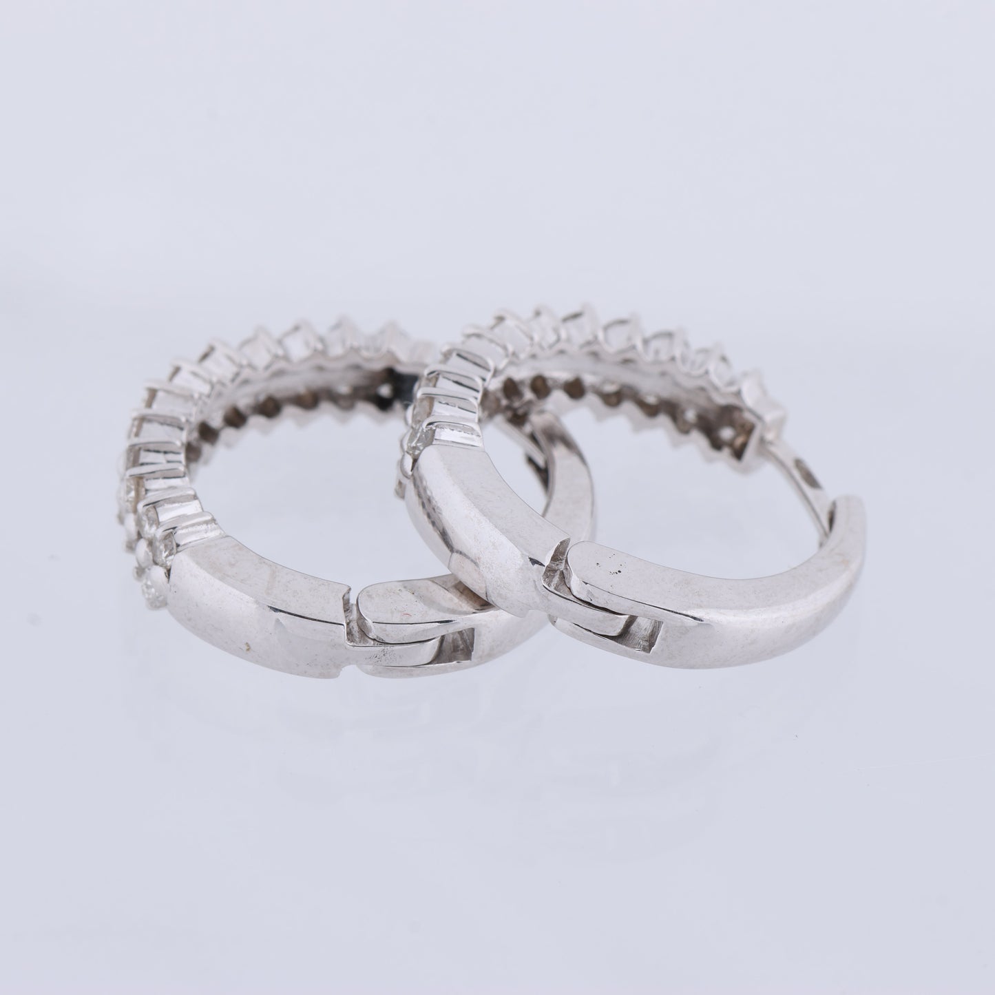 Nicht signierte Diamantohrringe (K18WG, 6,5 g, 0,50/0,50 ct)