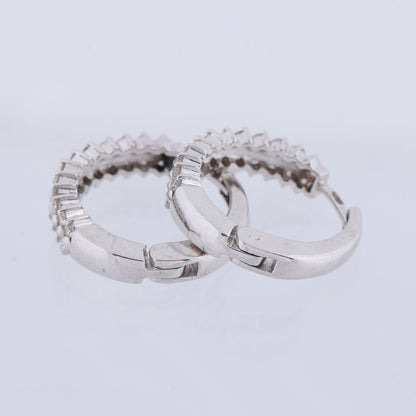 Nicht signierte Diamantohrringe (K18WG, 6,5 g, 0,50/0,50 ct)