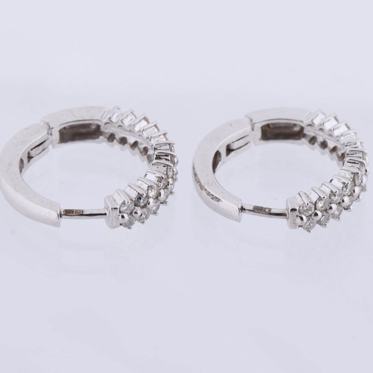 Nicht signierte Diamantohrringe (K18WG, 6,5 g, 0,50/0,50 ct)