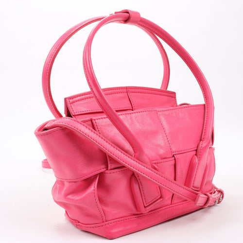 Bottega Veneta Bolso de mano Arco Mini de piel de becerro de papel Maxi Intrecciato de 2 vías en rosa