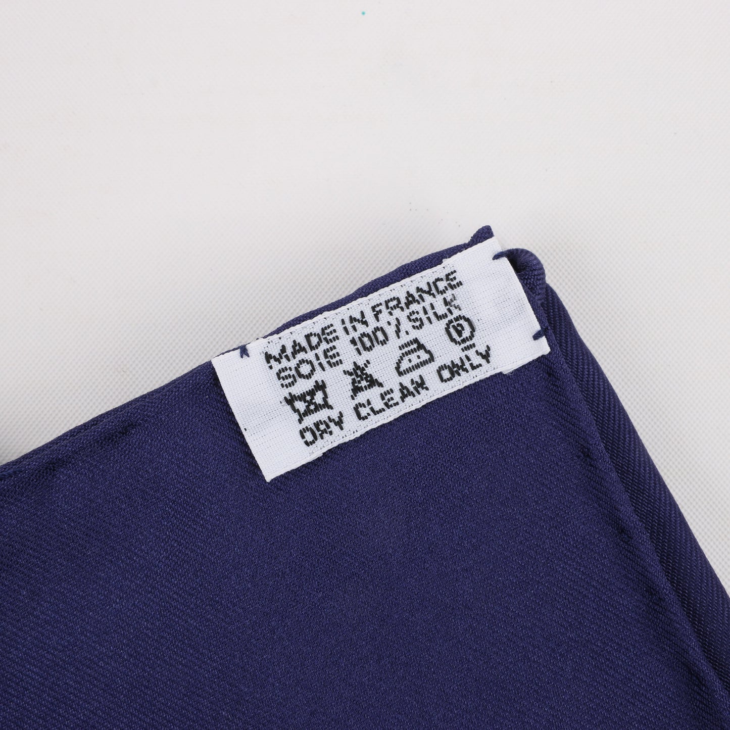 Hermès Carré 90 "AU PLUS DRU" Silk handkerchief in Navy Blue