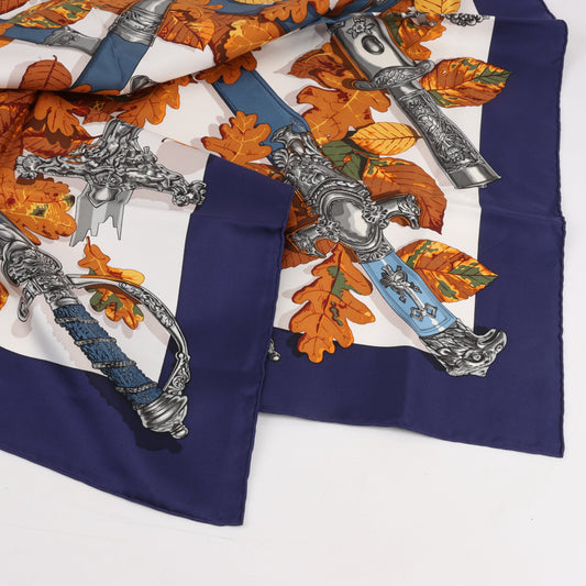 Hermès Carré 90 "AU PLUS DRU" Mouchoir en soie bleu marine