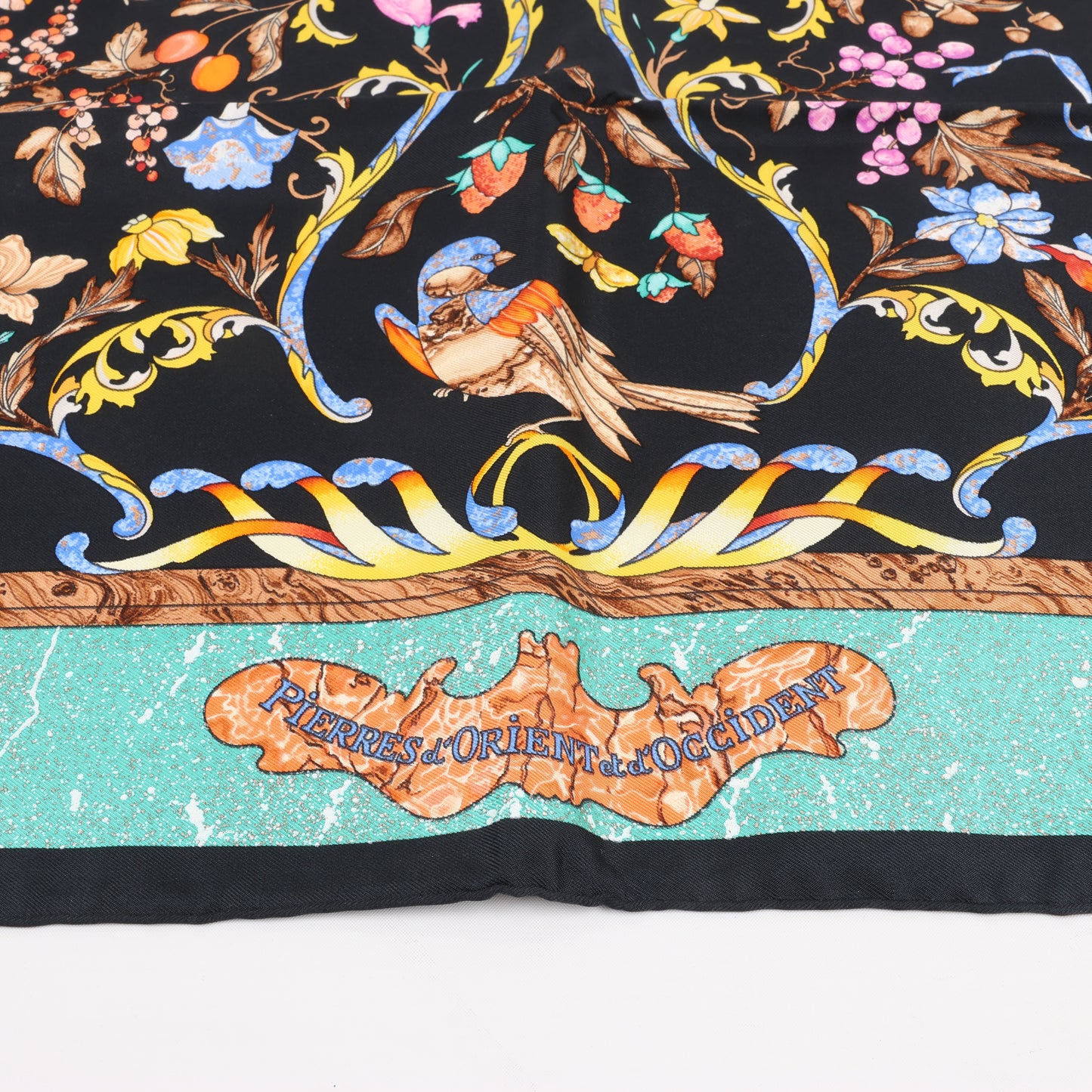 Hermès Carré 90 "PIERRES d'ORIENT et d'OCCIDENT" Foulard 100% Soie en Noir x Vert
