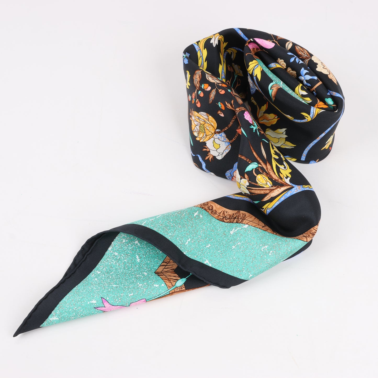 Hermès Carré 90 "PIERRES d'ORIENT et d'OCCIDENT" Foulard 100% Soie en Noir x Vert