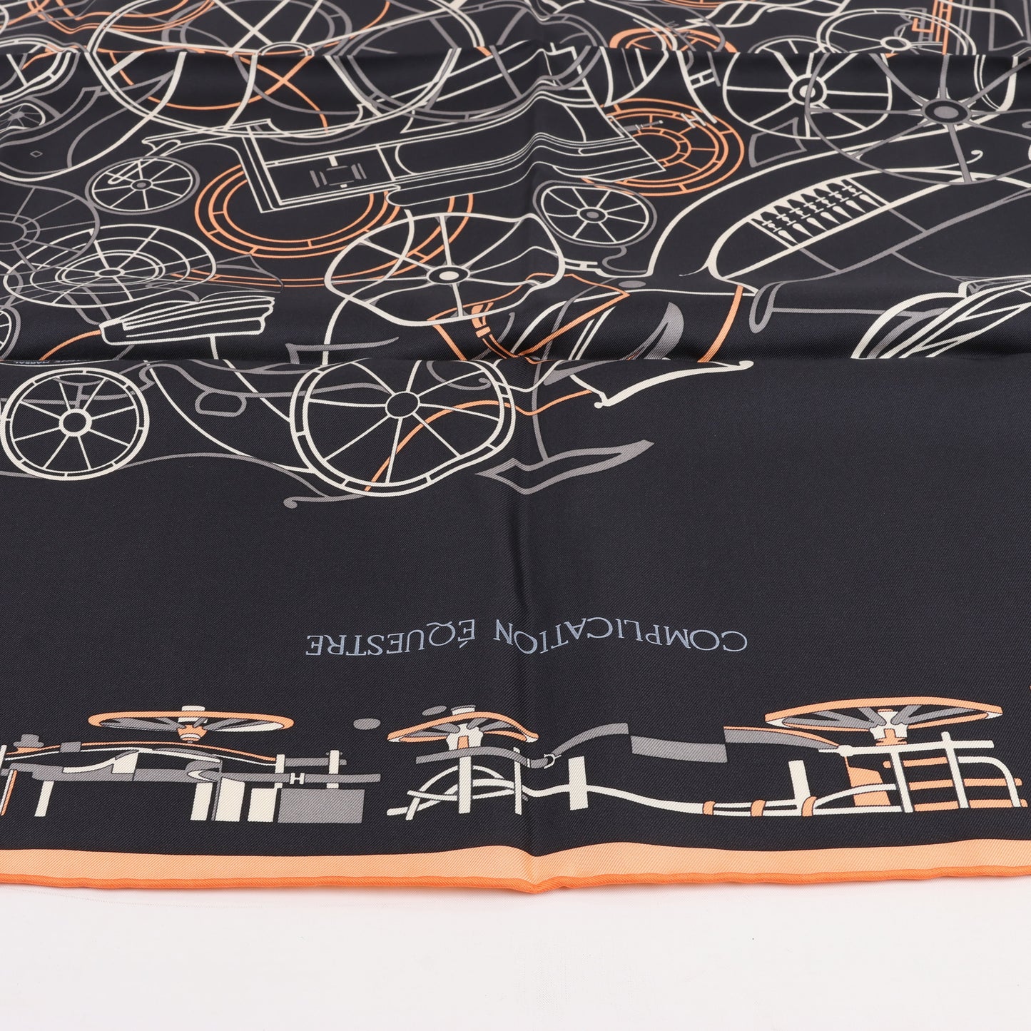 Carré Hermès Carré 90 « Complication équestre » 100 % soie noir