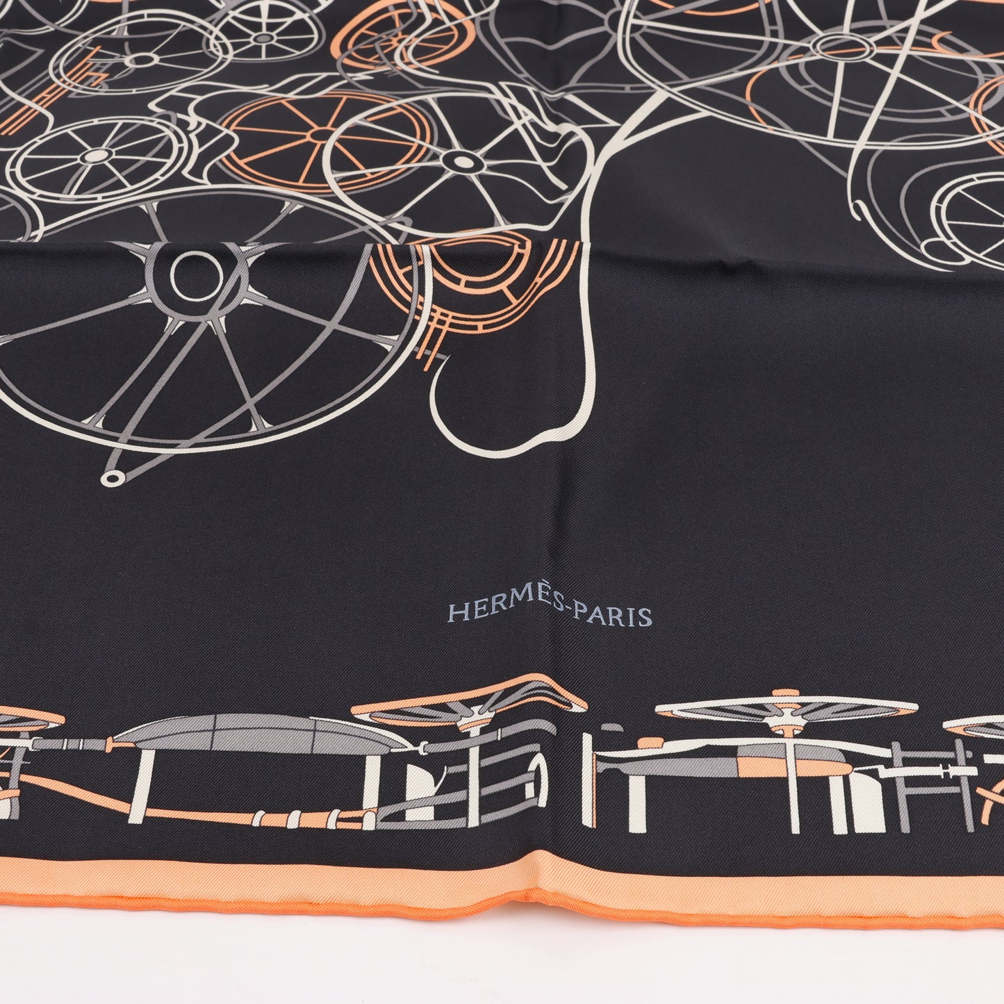 Carré Hermès Carré 90 « Complication équestre » 100 % soie noir