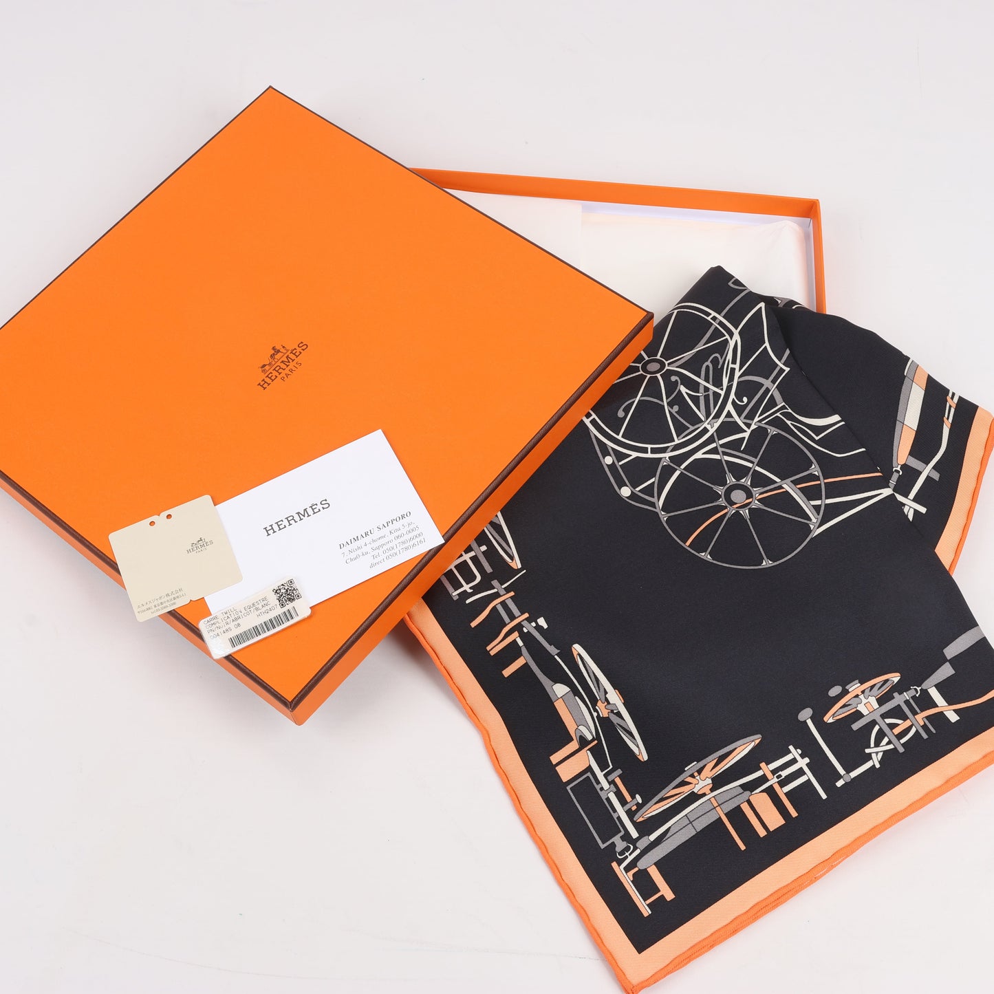 Carré Hermès Carré 90 « Complication équestre » 100 % soie noir