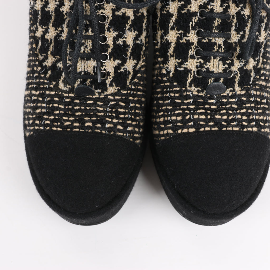 CHANEL Coco Tweed Felt Mark Leather x Fabric Boots G31378 in Black x Beige, Size 37 EU