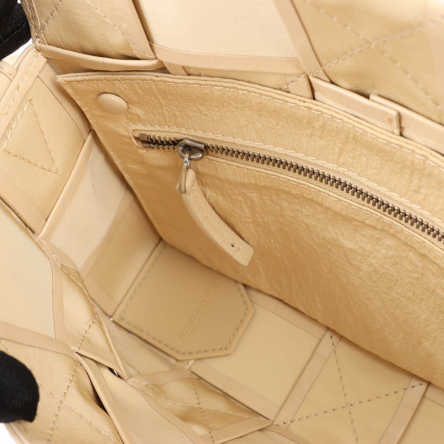 Bottega Veneta Maxi Intrecciato Kassetten-Umhängetasche aus Leder in Beige