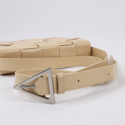 Bottega Veneta Maxi Intrecciato Kassetten-Umhängetasche aus Leder in Beige