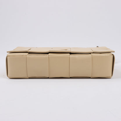Bottega Veneta Maxi Intrecciato Kassetten-Umhängetasche aus Leder in Beige