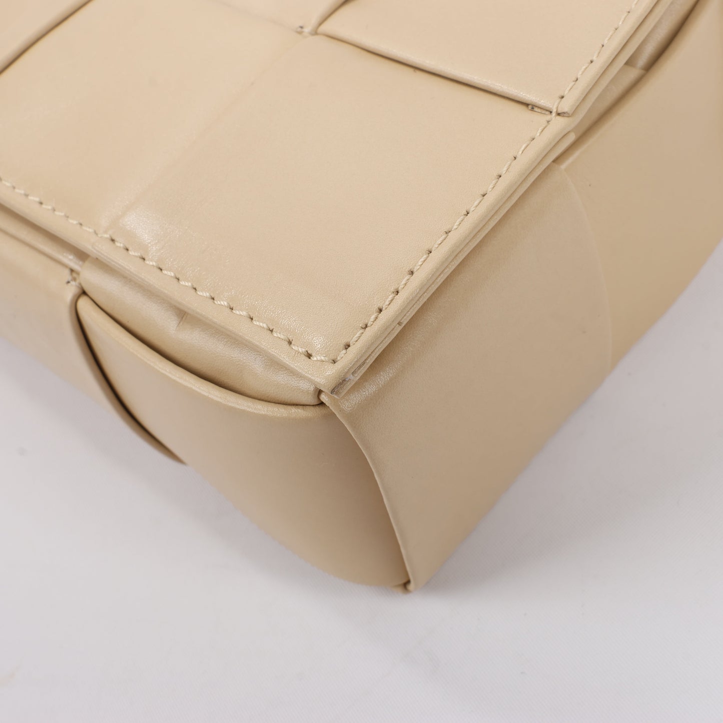 Bottega Veneta Maxi Intrecciato Kassetten-Umhängetasche aus Leder in Beige