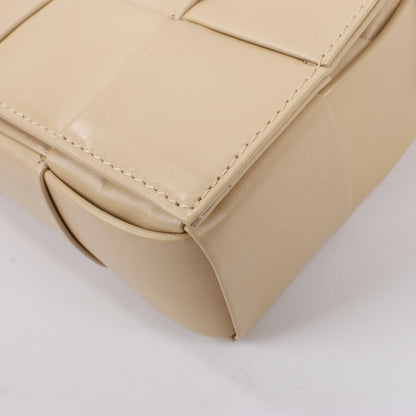 Bottega Veneta Maxi Intrecciato Kassetten-Umhängetasche aus Leder in Beige