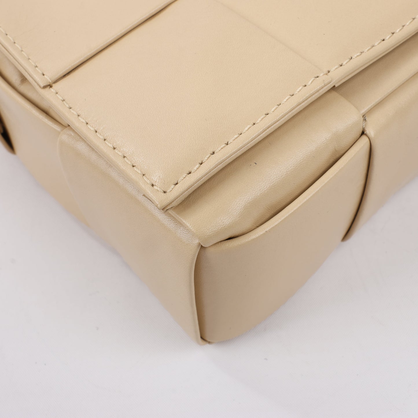 Bottega Veneta Maxi Intrecciato Kassetten-Umhängetasche aus Leder in Beige