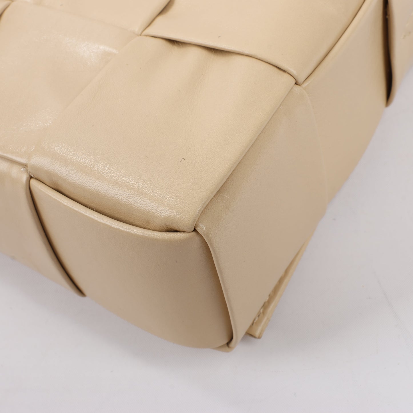 Bottega Veneta Maxi Intrecciato Kassetten-Umhängetasche aus Leder in Beige