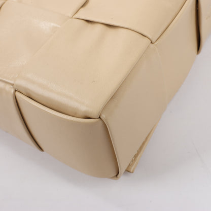 Bottega Veneta Maxi Intrecciato Kassetten-Umhängetasche aus Leder in Beige
