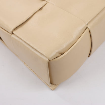 Bottega Veneta Maxi Intrecciato Kassetten-Umhängetasche aus Leder in Beige
