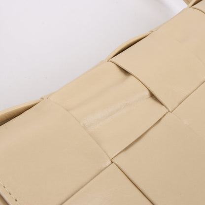 Bottega Veneta Maxi Intrecciato Kassetten-Umhängetasche aus Leder in Beige