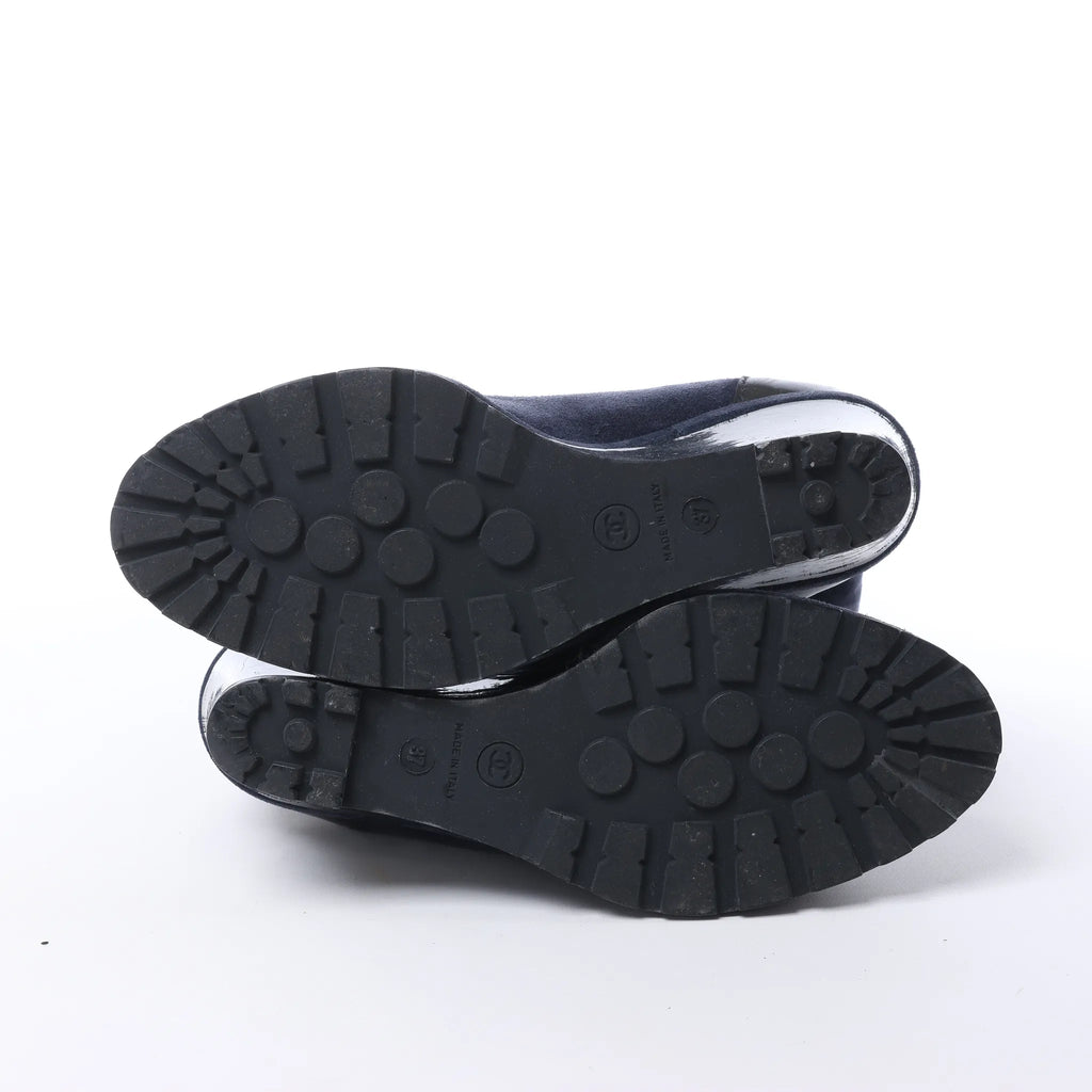 Botas largas Chanel de ante y piel acharolada en negro y azul marino G27002, talla 37 UE