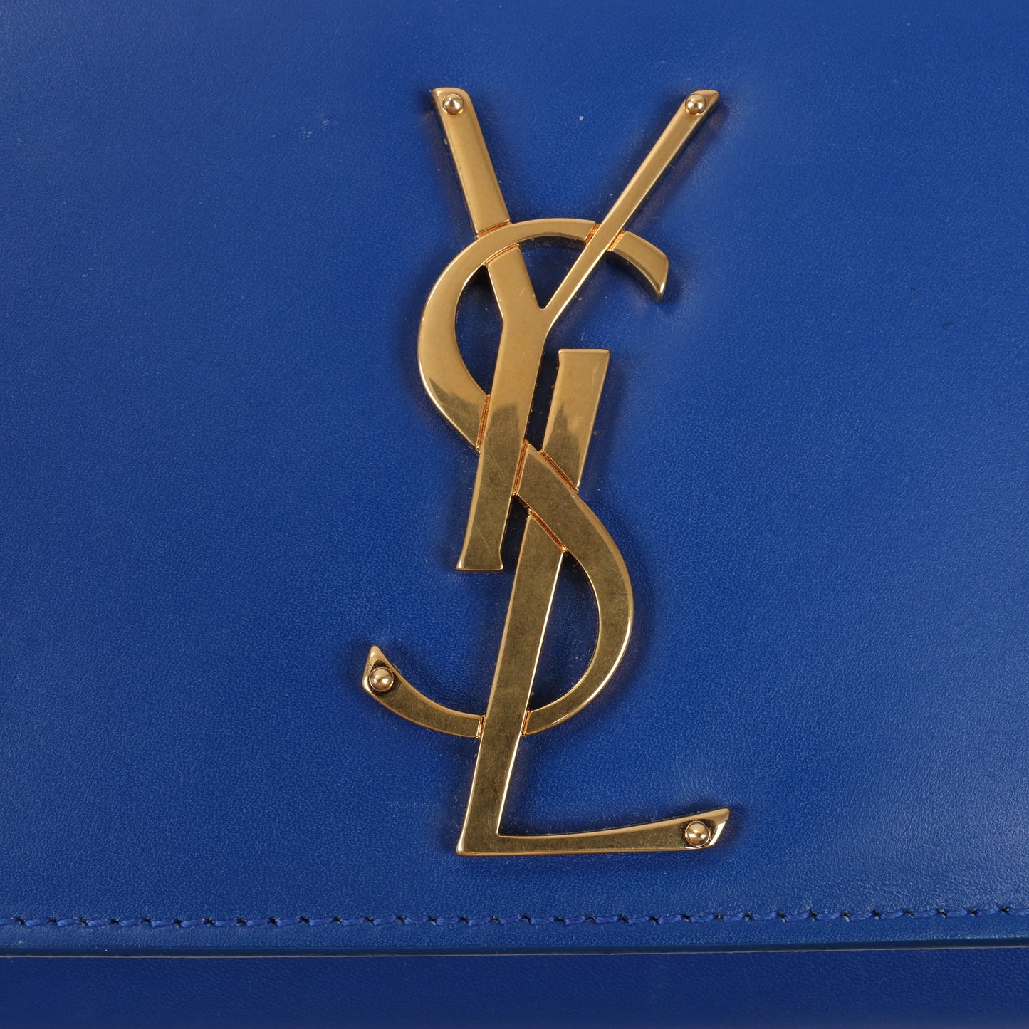 Saint Laurent Paris Pochette Kate Monogramme en cuir lisse bleu Majorelle