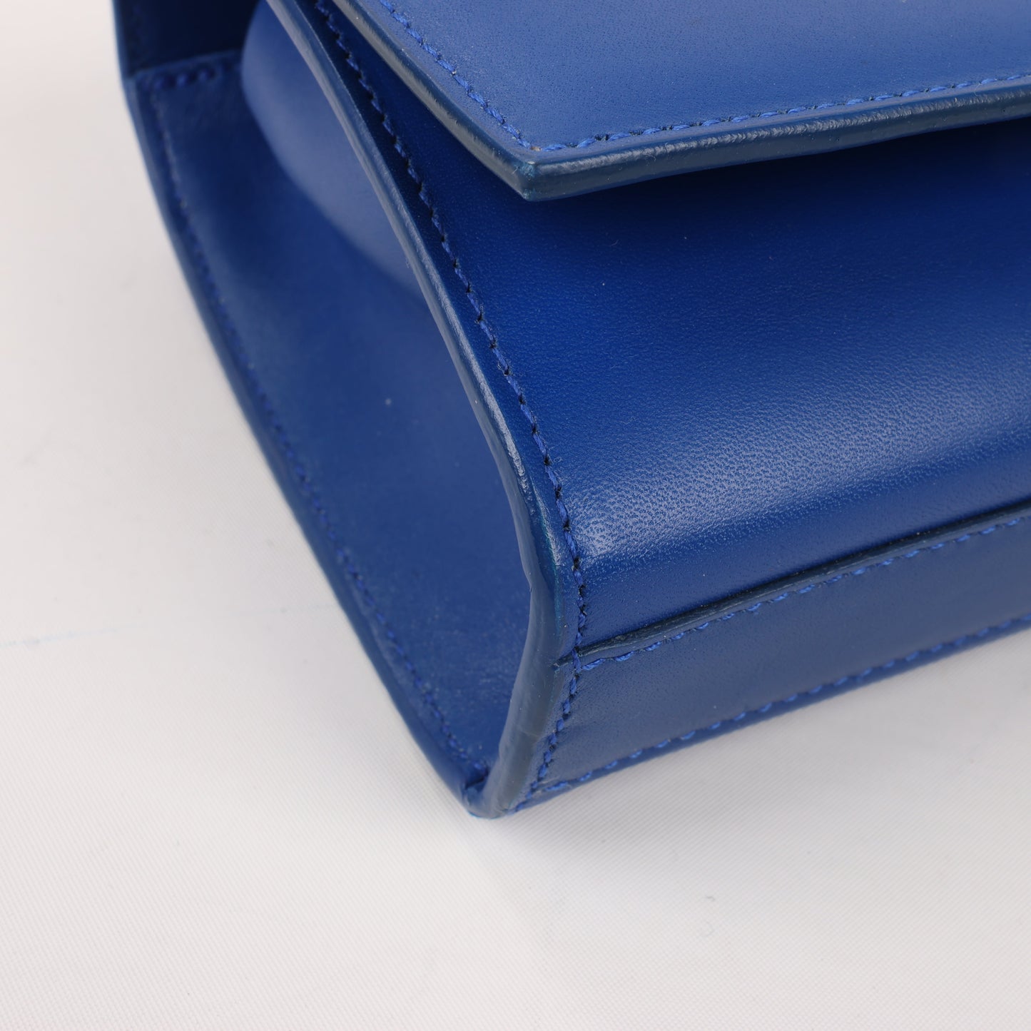 Saint Laurent Paris Pochette Kate Monogramme en cuir lisse bleu Majorelle