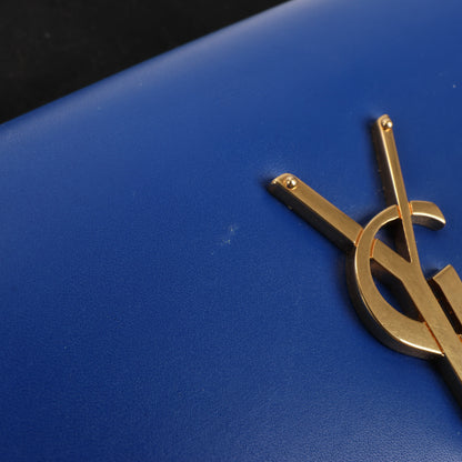 Saint Laurent Paris Pochette Kate Monogramme en cuir lisse bleu Majorelle