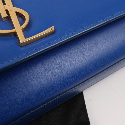 Saint Laurent Paris Pochette Kate Monogramme en cuir lisse bleu Majorelle