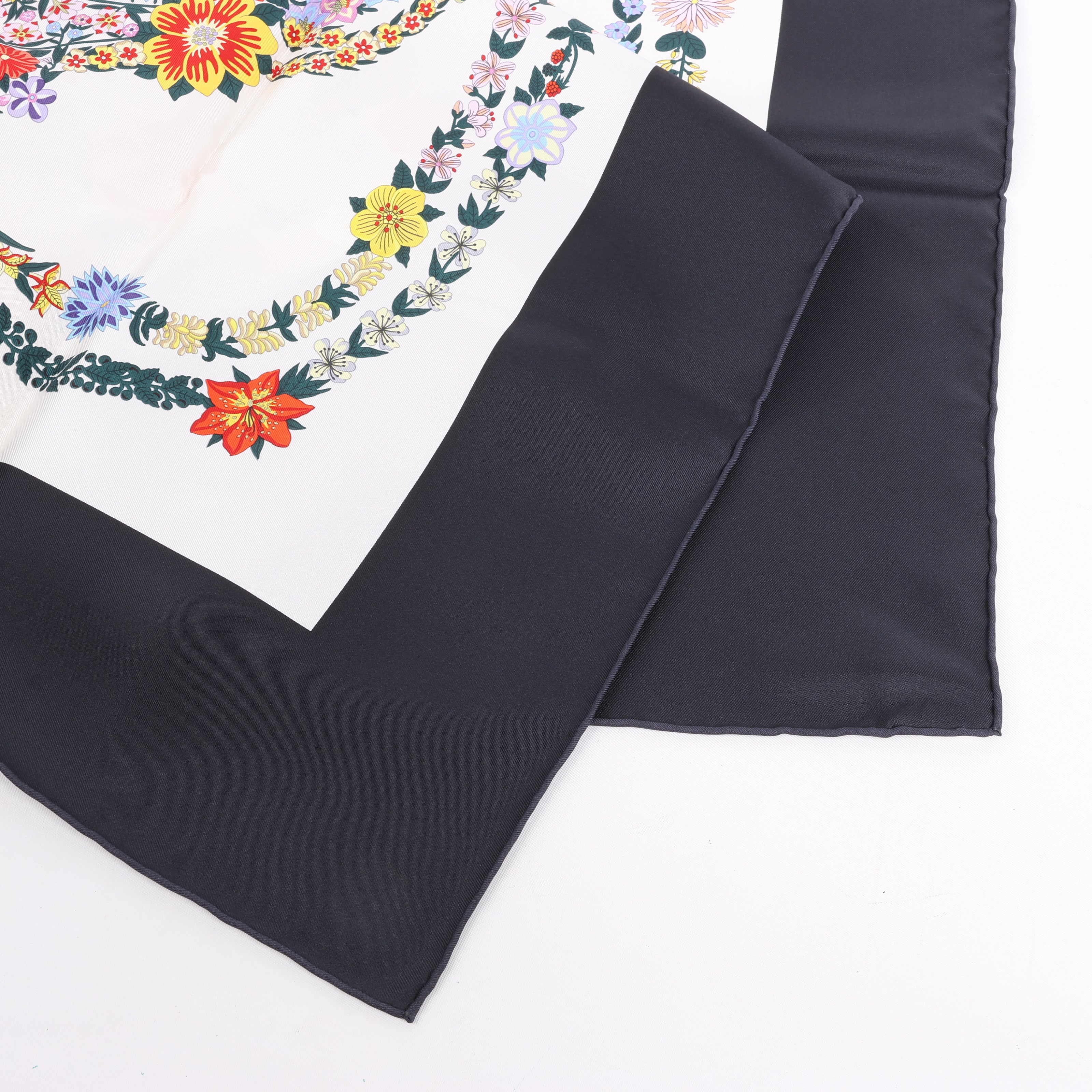 Hermès Carré 90 "BRIDES DE GALA EN FLEUR" Silk Scarf