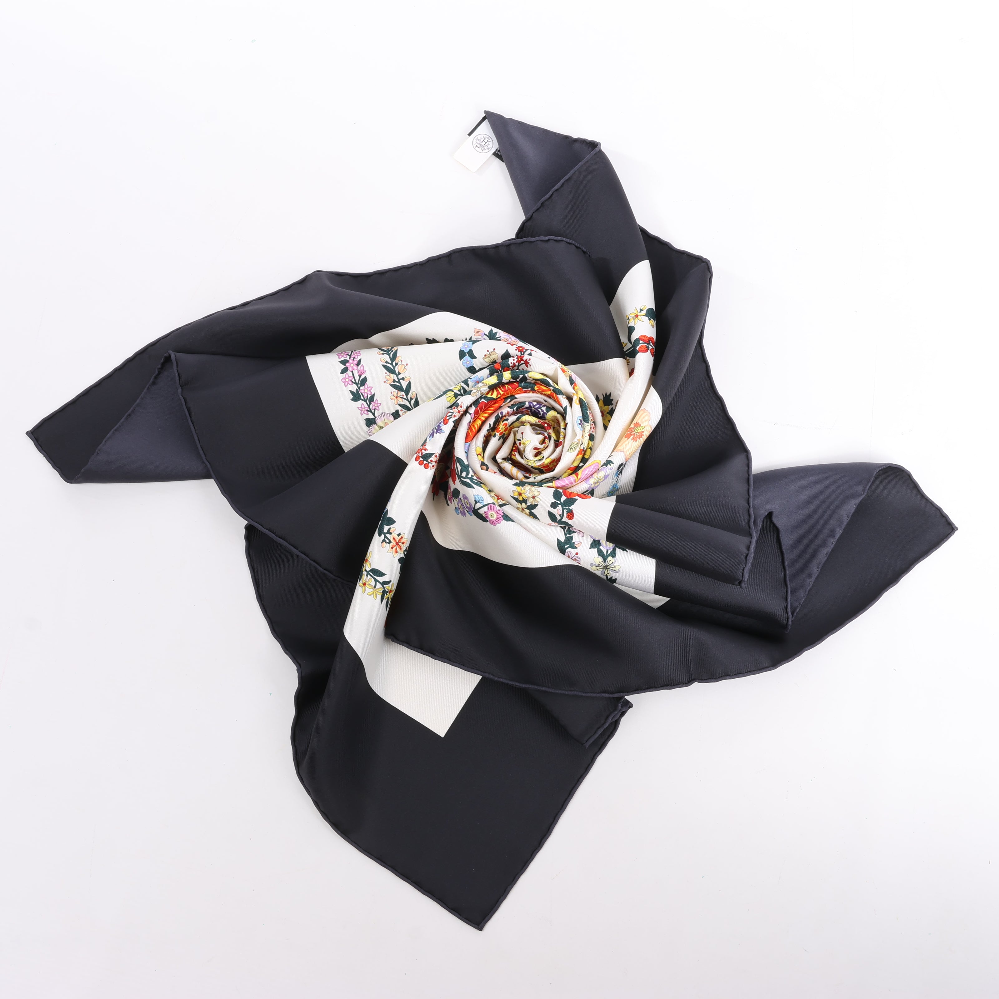 Hermès Carré 90 "BRIDES DE GALA EN FLEUR" Silk Scarf