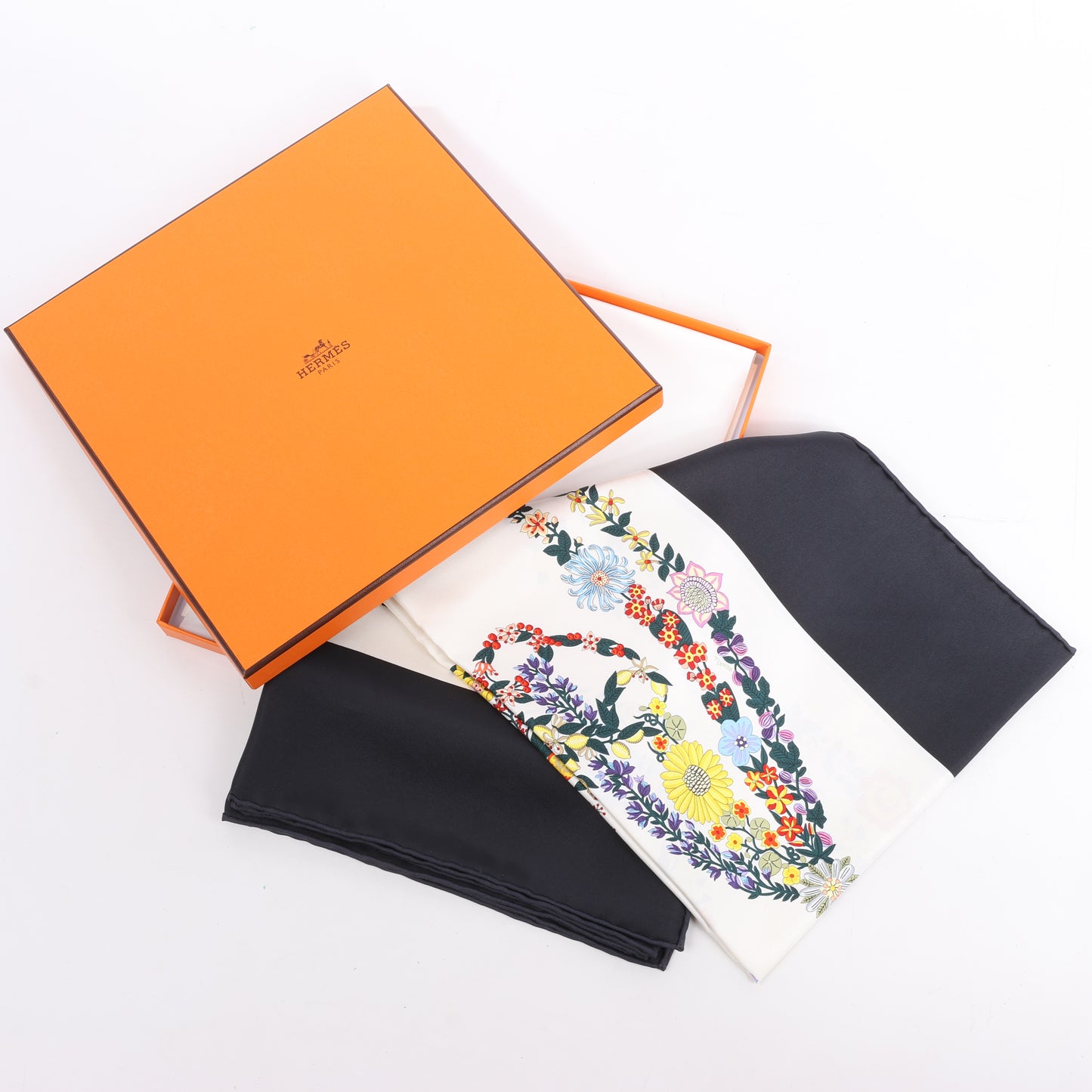 Hermès Carré 90 "BRIDES DE GALA EN FLEUR" Silk Scarf