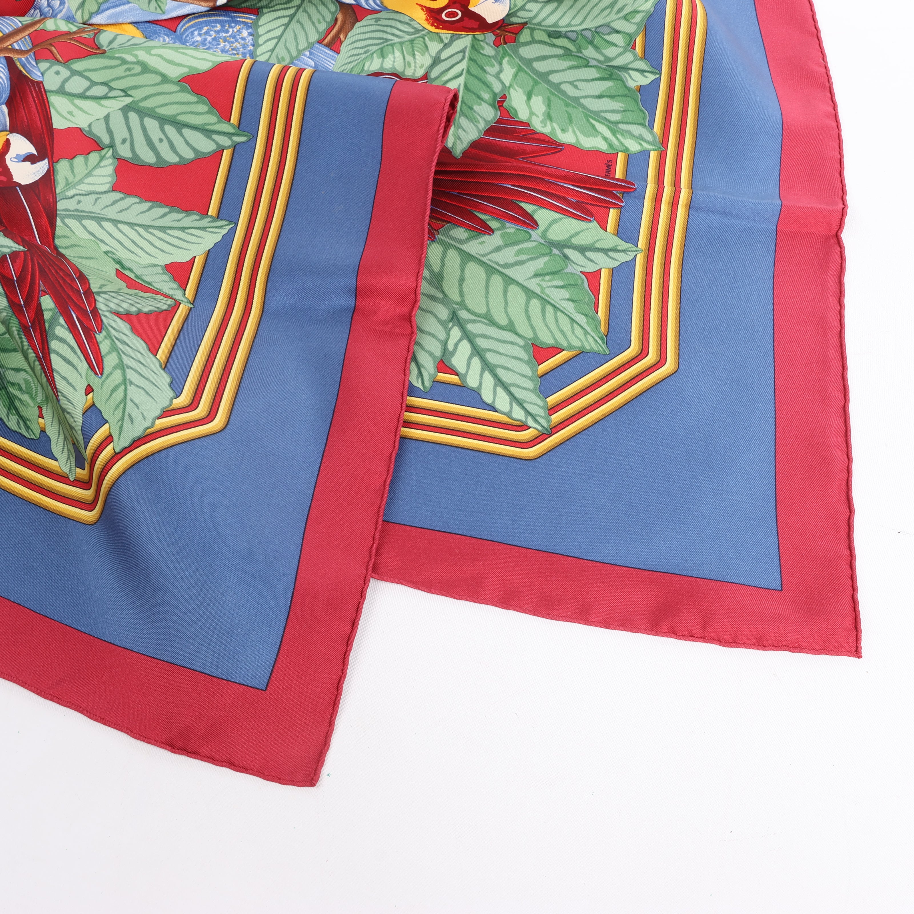Hermès Carré 90 "LES PERROQUETS" Silk handkerchief in Burgundy