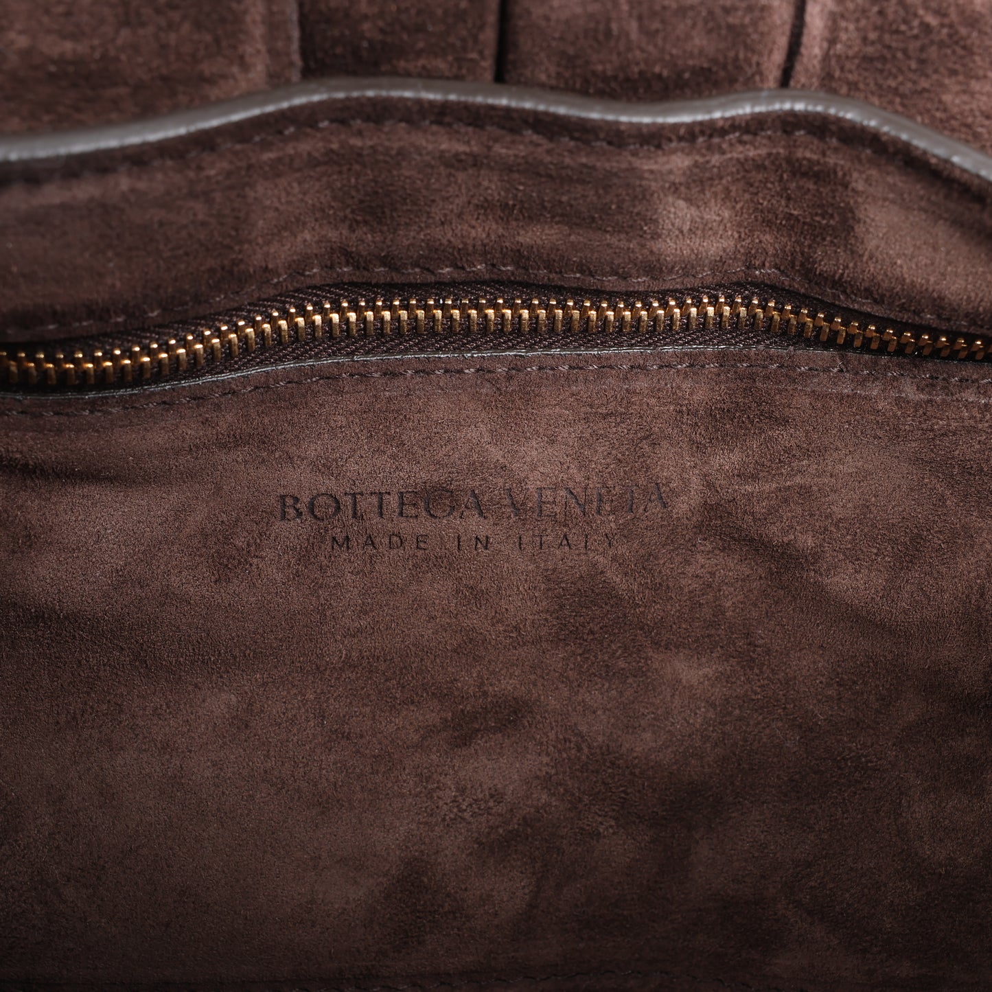 Bottega Veneta Sac à bandoulière en daim Intrecciato Maxi Cassette à chaîne rembourrée en marron