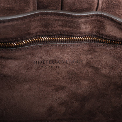 Bottega Veneta Sac à bandoulière en daim Intrecciato Maxi Cassette à chaîne rembourrée en marron