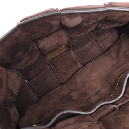Bottega Veneta Sac à bandoulière en daim Intrecciato Maxi Cassette à chaîne rembourrée en marron