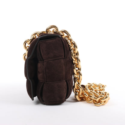 Bottega Veneta Sac à bandoulière en daim Intrecciato Maxi Cassette à chaîne rembourrée en marron